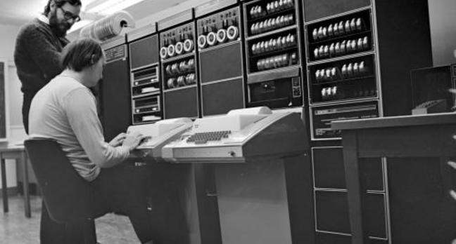 Ken Thompson(坐)、Dennis Ritchie(站)与PDP-11和Teletype 33-ASR