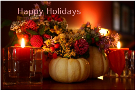 用南瓜壳作为花架，放置红色和黄色的小花束的烛光中心作品，图片左上方有“节日快乐”字样。
