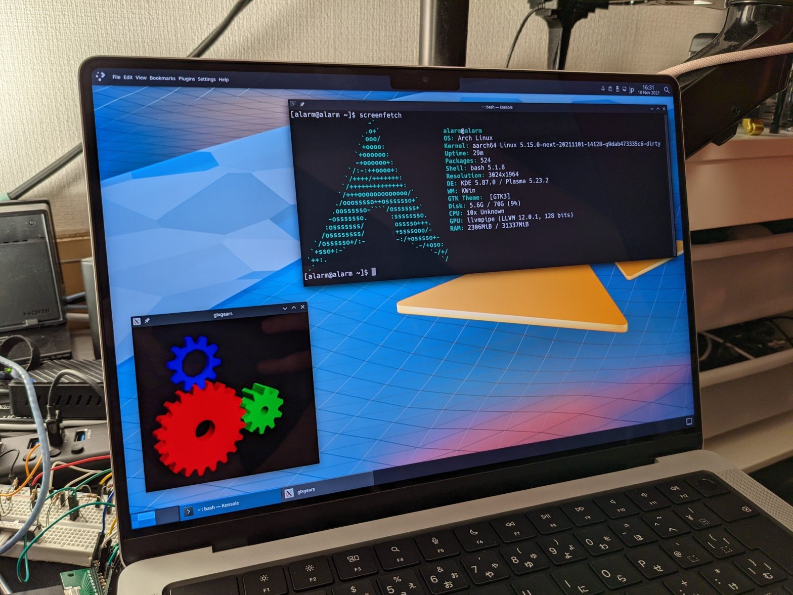 Arch Linux 与 KDE Plasma 在 M1 Pro MacBook 上运行
