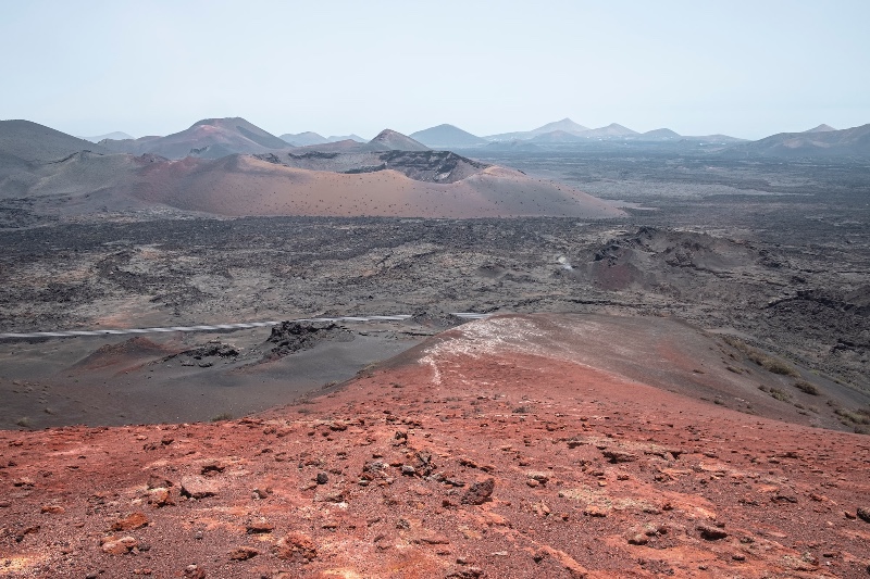 西班牙兰萨罗特岛（加那利群岛）的蒂曼法亚火山国家公园的火山口景观