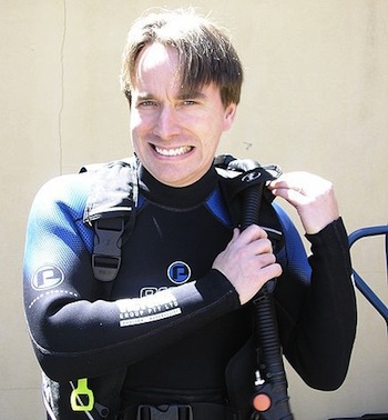 穿着潜水装备的 Linus Torvalds