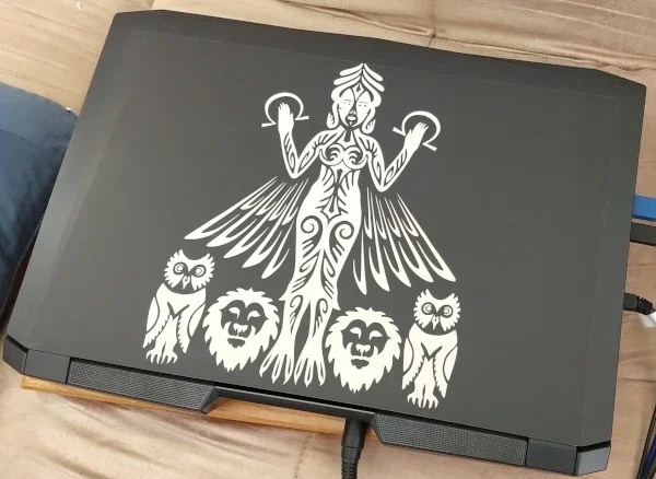 Sallie Goetsch 的笔记本电脑上贴着女神 Ereshkigal 的定制外观贴纸